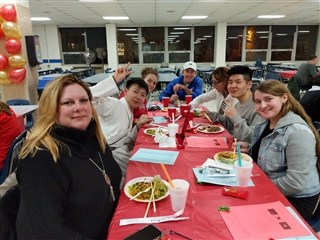 Học sinh Wisconsin Lutheran High School tận hưởng không khí tết Châu Á
