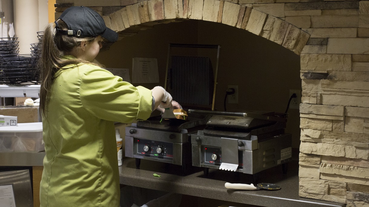 Năm nhất NÊN hay KHÔNG làm việc ở căn tin năm nhất