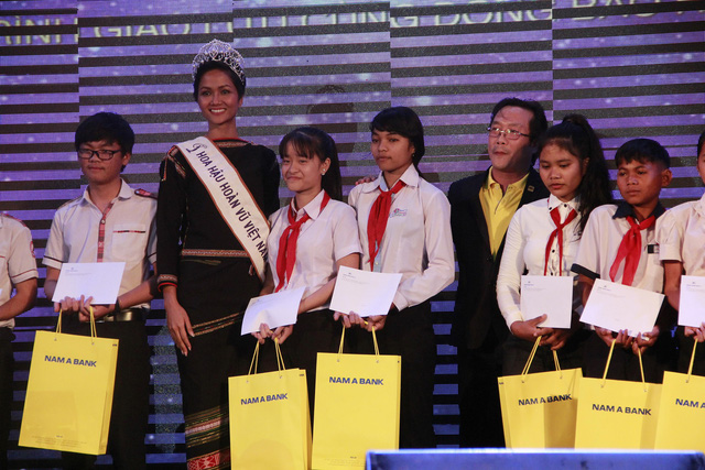 Hoa hậu H’Hen Niê trích 70% tiền thưởng trao học bổng cho HS nghèo hiếu học