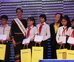 Hoa hậu H’Hen Niê trích 70% tiền thưởng trao học bổng cho HS nghèo hiếu học