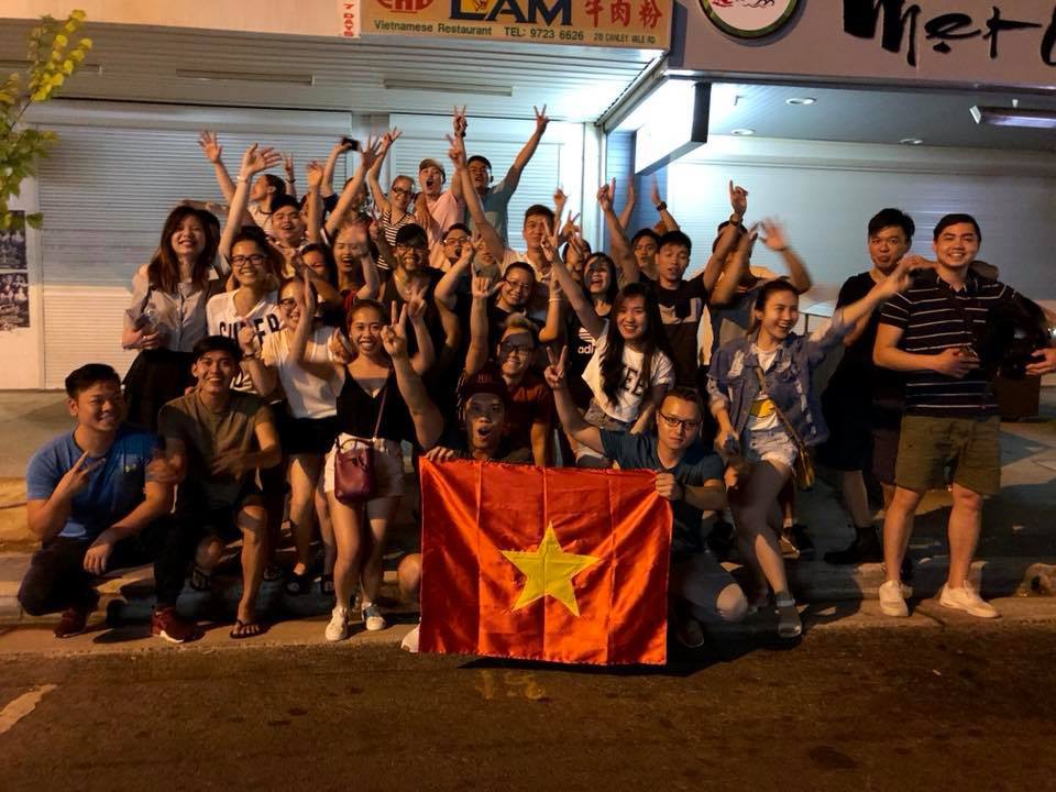 Nỗi lòng những người xa quê: Muốn mua vé máy bay về Việt Nam ăn mừng!