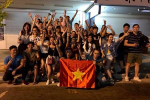 Nỗi lòng những người xa quê: Muốn mua vé máy bay về Việt Nam ăn mừng!