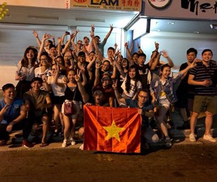 Nỗi lòng những người xa quê: Muốn mua vé máy bay về Việt Nam ăn mừng!