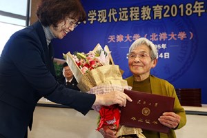 Cụ bà 81 tuổi lấy bằng đại học về thương mại điện tử