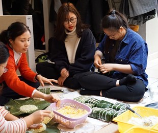 Du học sinh Việt khắp nơi gói bánh chưng đón Tết