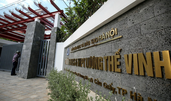 Hà Nội hạ điểm chuẩn lớp 10, phụ huynh 'quay cuồng' rút - nộp hồ sơ