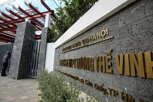 Hà Nội hạ điểm chuẩn lớp 10, phụ huynh 'quay cuồng' rút - nộp hồ sơ