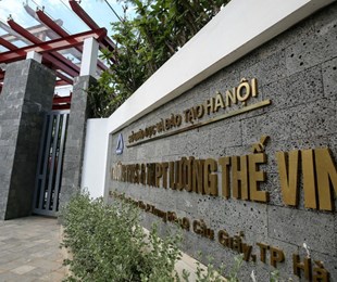 Hà Nội hạ điểm chuẩn lớp 10, phụ huynh 'quay cuồng' rút - nộp hồ sơ
