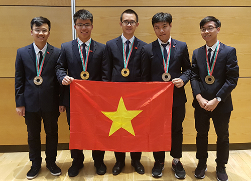 Việt Nam giành hai huy chương vàng Olympic Vật lý quốc tế