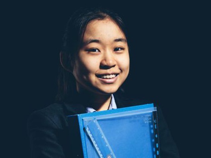 Nữ sinh gốc Việt 14 tuổi giành điểm tối đa kỳ thi tốt nghiệp phổ thông tại Anh