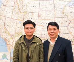 Tiến sĩ y tế Mỹ chọn chương trình Trung học - Cao đẳng cộng đồng kép cho con trai
