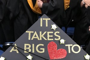 Làm sao để trông thật “chất” trong lễ tốt nghiệp?