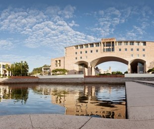 Theo học tại BOND UNIVERSITY - trường đại học úc uy tín trên thế giới với chất lượng 5 sao chuẩn quốc tế