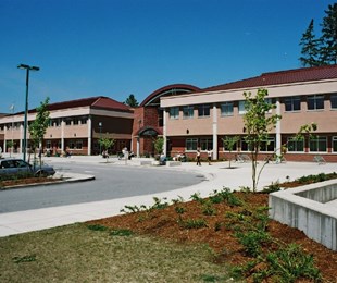 Coquitlam School District - Trường trung học bao quanh bởi khung cảnh thiên nhiên trong lành và tuyệt vời
