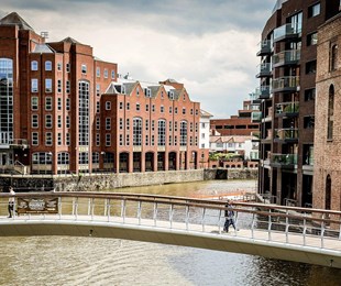 ĐẠI HỌC BRISTOL (TOP 10 tại Anh) - Ngôi trường mang đậm nét cổ điển và đầy lãng mạn của Vương Quốc Anh
