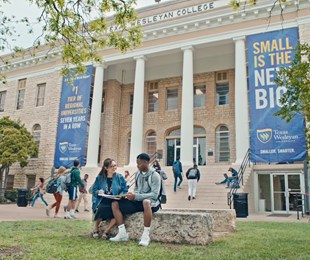 Texas Wesleyan University - xếp hạng nhất các trường tốt nhất của khu vực (Theo U.S News and World Report)