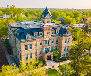 ELMHURST COLLEGE - Cơ hội học bổng lên tới $100,000 (~ 2,3 tỉ VND) cho học sinh/ sinh viên đam mê môi trường giáo dục khai phóng (Liberal Arts)