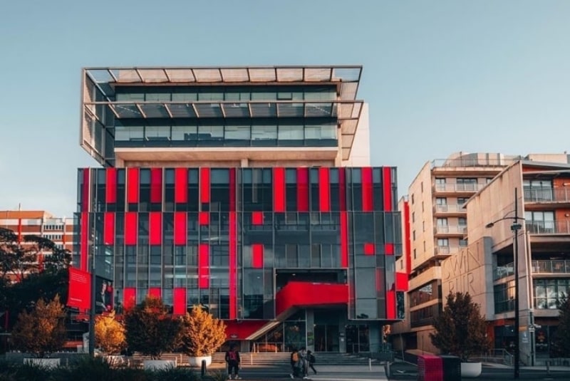 SWINBURNE UNIVERSITY OF TECHNOLOGY