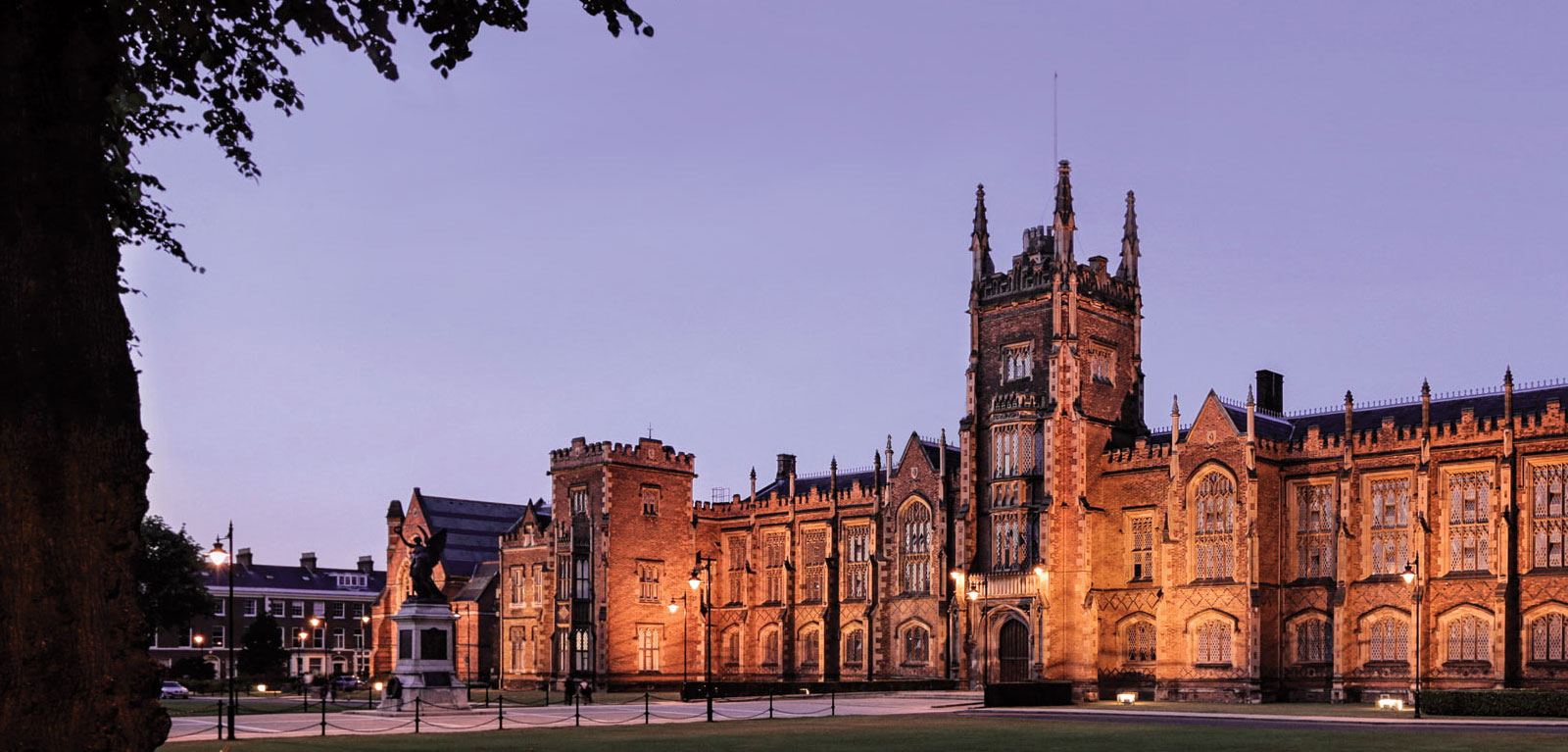 QUEEN UNIVERSITY BELFAST - 1 trong những trường đại học hàng đầu thế giới trong lĩnh vực nghiên cứu