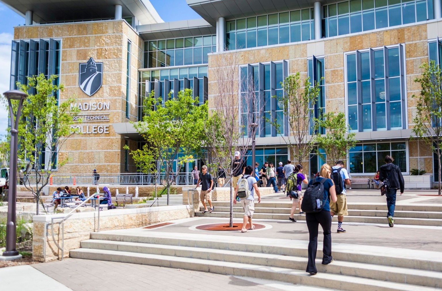 CHINH PHỤC GIẤC MƠ UNIVERSITY OF WISCONSIN VÀ TIẾT KIỆM TỚI $70,000 VỚI MADISON COLLEGE