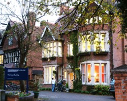 Gặp gỡ đại diện D OVERBROECK S COLLEGE - Trường trung học nội trú hàng đầu anh quốc