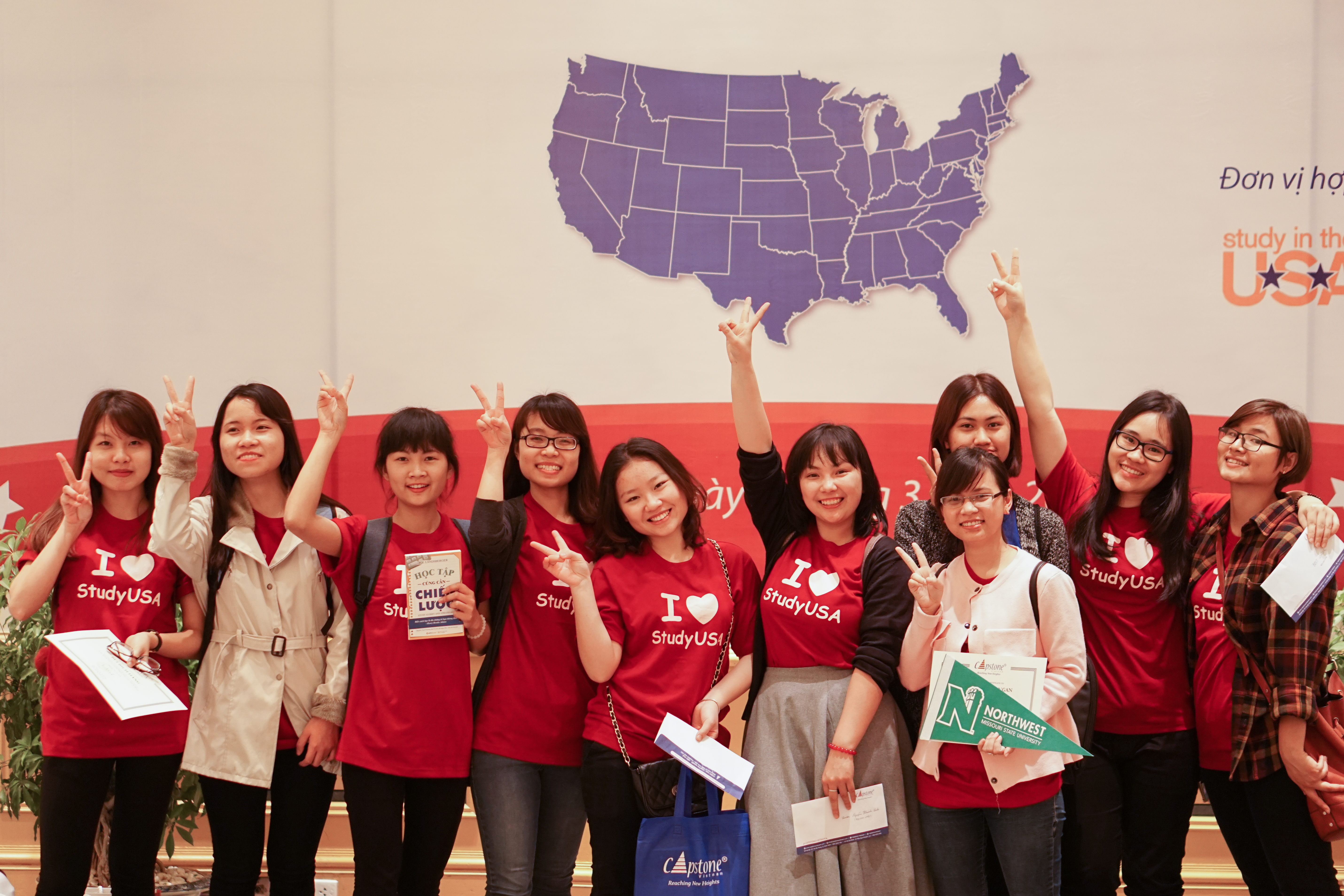 Hình ảnh đáng yêu của các tình nguyện viên tại triển lãm Du học của Capstone
