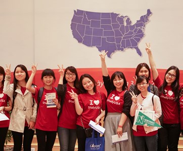 Hình ảnh đáng yêu của các tình nguyện viên tại triển lãm Du học của Capstone