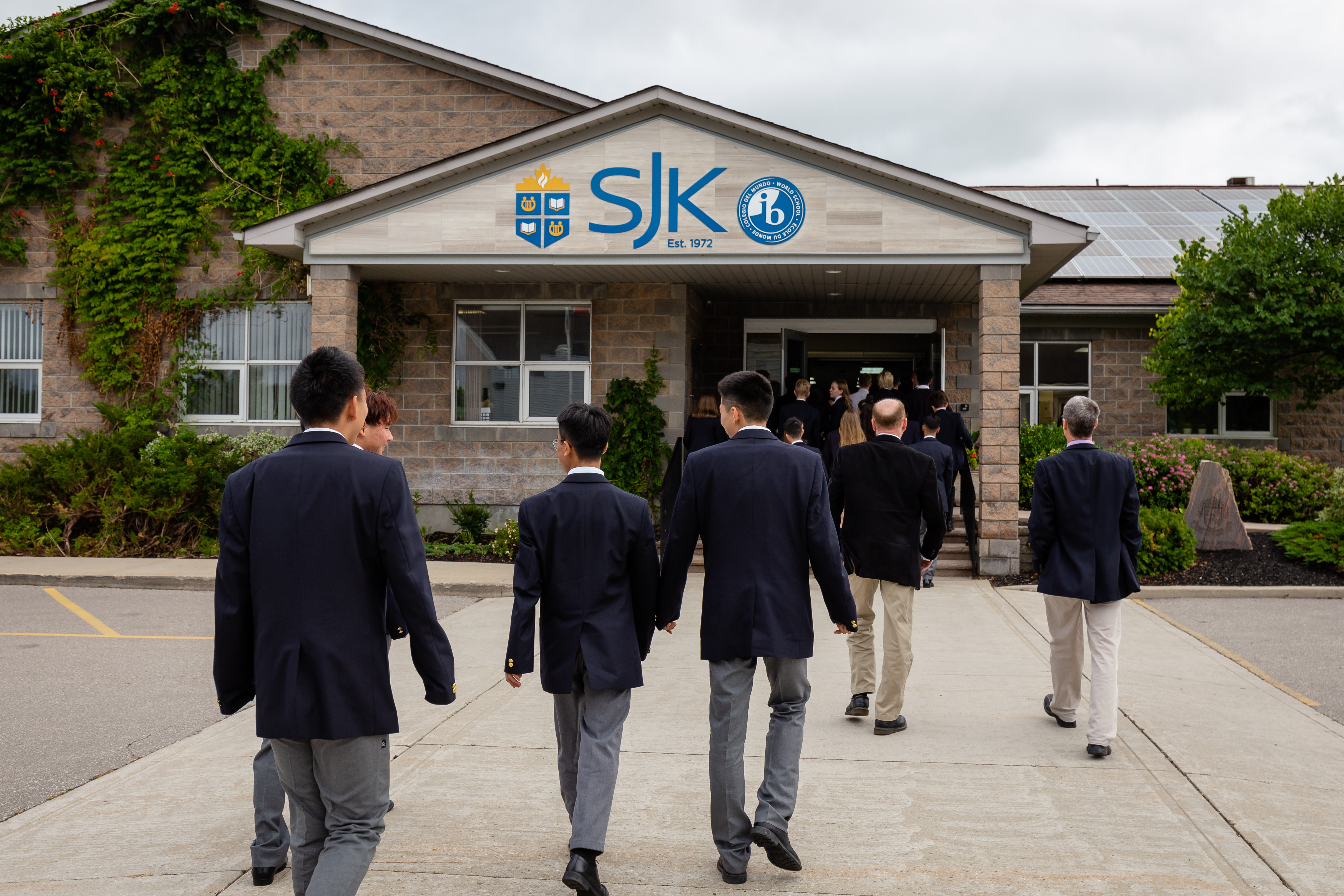 Tấm vé vàng du học Canada Nền tảng IB xuất sắc và học bổng lên đến 32,000 CAD từ St. Johns-Kilmarnock School